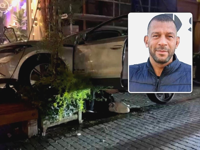 De zwaar beschadigde wagen kwam na het ongeval tot stilstand op het terras van koffiebar ToiToiToi in de Lange Koepoortstraat. Foto inzet: een archiefbeeld van Tim Tubbax.