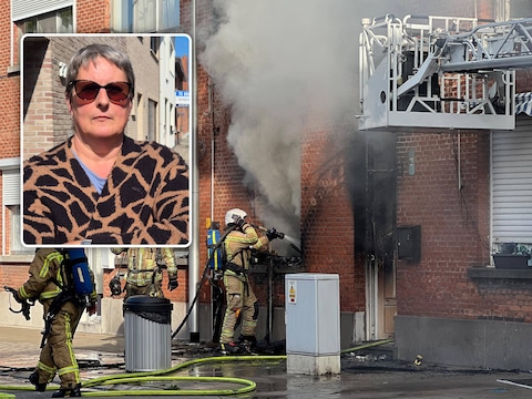 Buurtbewoonster Viviane (r.) getuigt na de brand in een woning in Niel, waarbij haar vriendin Chrisje om het leven kwam. 