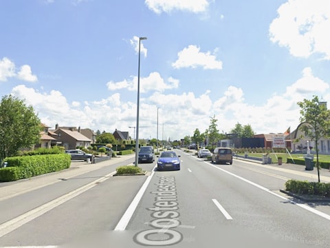 Een geparkeerde wagen werd geraakt in de Oostendestraat, maar de chauffeur reed gewoon door.