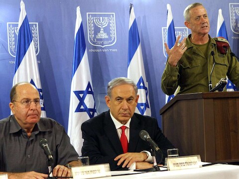 Premier Benjamin Netanyahu naast de Israëlische minister van Defensie Moshe Jaalon en stafchef Benny Gantz.