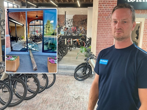 Bart Gheysen in zijn zaak in Zonnebeke kort na de feiten. Inzet: de dieven gebruikten een boomstam als stormram. 
