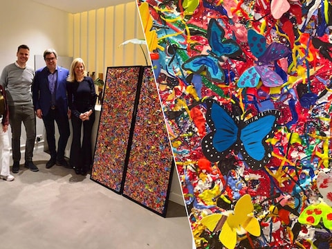 Schepen Maikel Iliaens en burgemeester Jens Eggers ontvangen het kunstwerk van Sarah Versteele (rechts)., Een close-up van het schilderij.