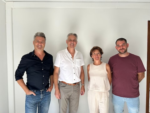 Sven Taeldeman, aanwezig in naam van gedeputeerde Dagmar Beernaert van Provincie Oost-Vlaanderen, Koen D'Hoore, directeur zorgverlening van De Sleutel, Griet Coghe, voorzitter Sleutelwonen en Tim, één van de huurders van de vijf woningen via Sleutelwonen. 