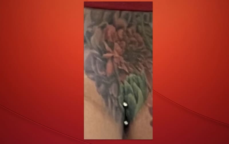 De bilspleet van Cardi B met de piercing in 'De slimste mens'.