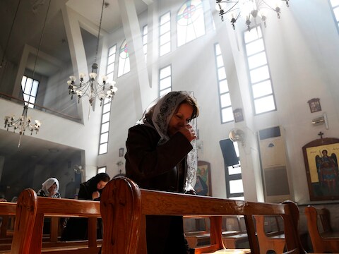 Een Assyrische vrouw tijdens een misviering in Syrië.