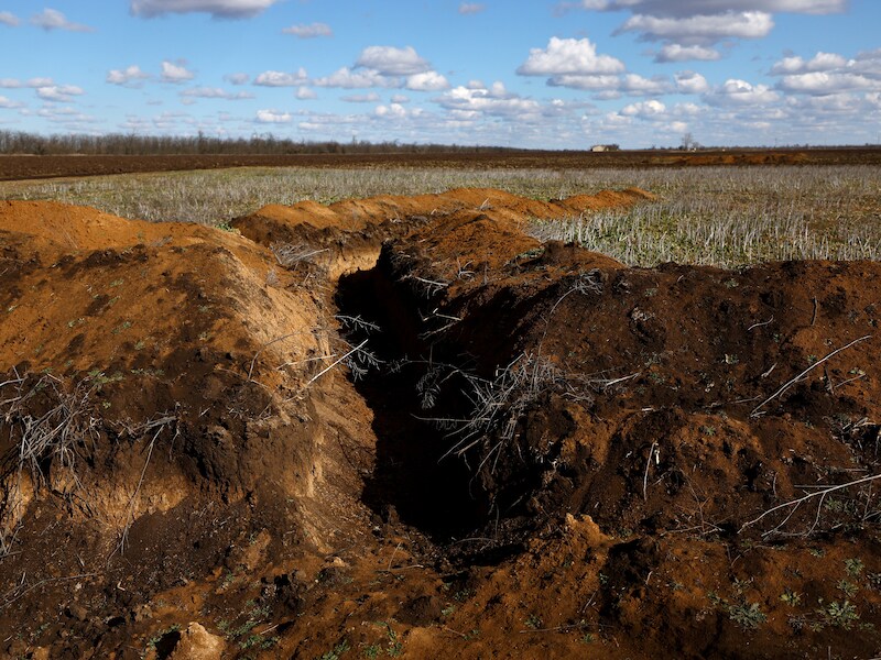 Een loopgraaf in het graanveld van Oleksandr Klepach, in Snihurivka.