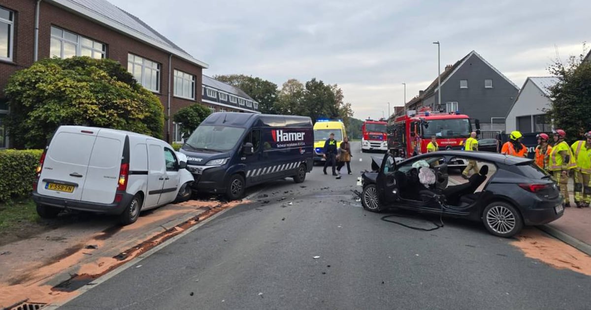 14-jarige ontsnapt uit instelling uit Nederlandse Groningen en crasht in Brucht frontaal op tegenlig