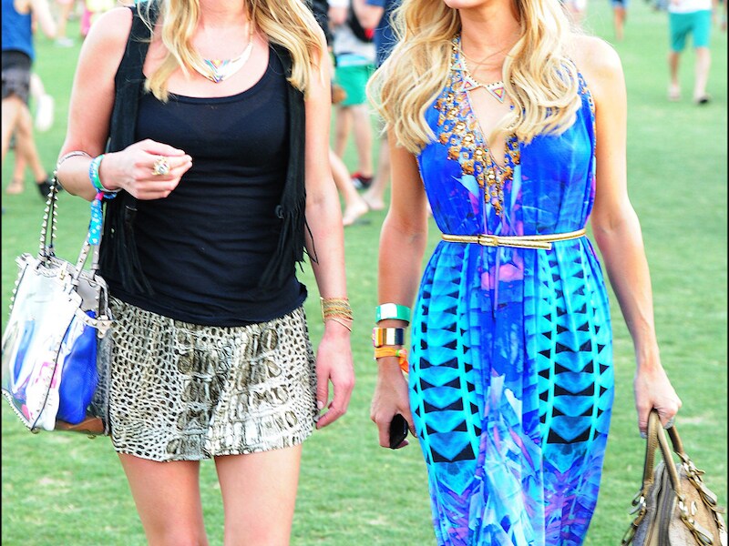 Nicky Hilton verstopt haar festivalhaar met vlechtje, zus Paris doet het met een bloemenkrans.
