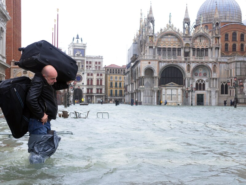 Een toerist draagt zijn bagage over het San Marcoplein in Venetië.