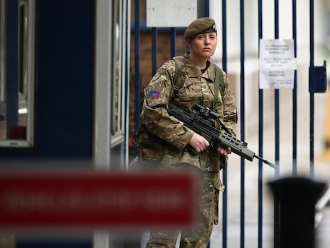 De veiligheid is opgevoerd bij de barakken in Woolwich, vlakbij de plek waar de militair is vermoord.
