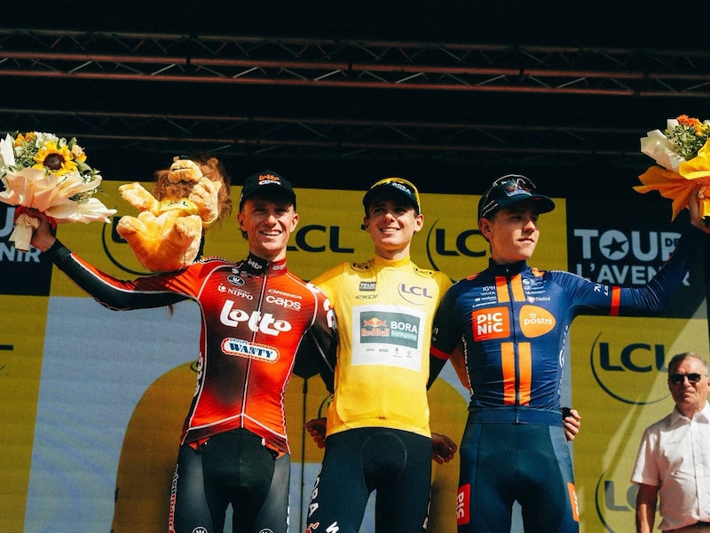 Niels Driesen (21) op het podium in de Tour de l’Avenir: “Dit is een bevestiging dat ik op dit niveau thuishoor”