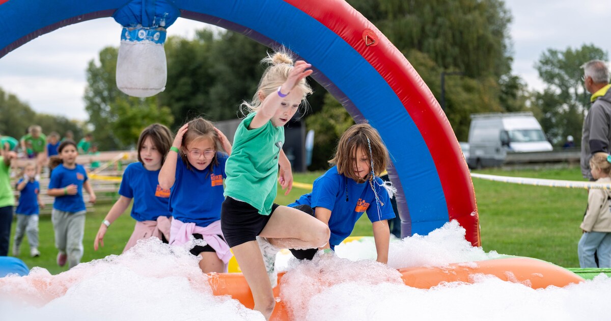 IN BEELD. 1700 leerlingen smeren beentjes in tijdens jaarlijkse scholenveldloop in Fort Liezele