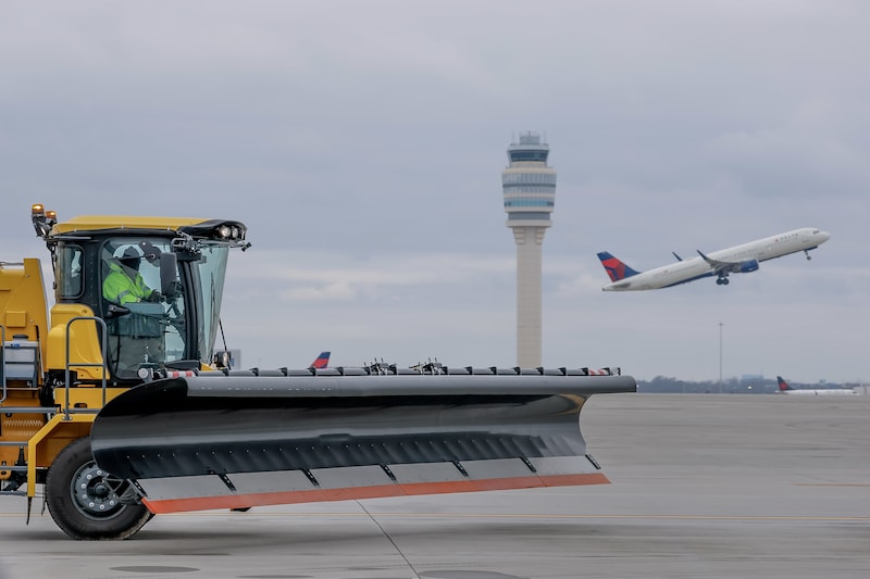 Los quitanieves ya están listos en el Aeropuerto Internacional de Atlanta. (23/01/26)