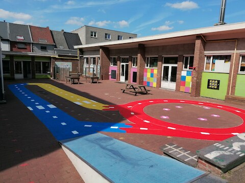 Op vraag van de leerlingen werd de benedenspeelplaats omgevormd tot een stepparcours.