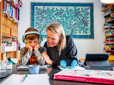 Vrijwilligers van Uilenspel en Actief begeleiden kinderen wekelijks bij hun schoolwerk. (illustratiebeeld)