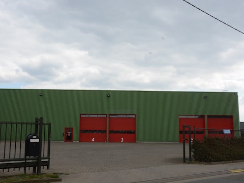 De voormalige Texam-loods is nu ingericht als brandweerkazerne. In een achterliggend deel krijgt de carnavalsvereniging een nieuwe stek.