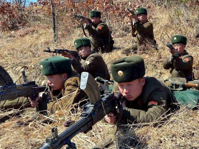 Noord-Koreaanse soldaten houden oefeningen op een geheime locatie.