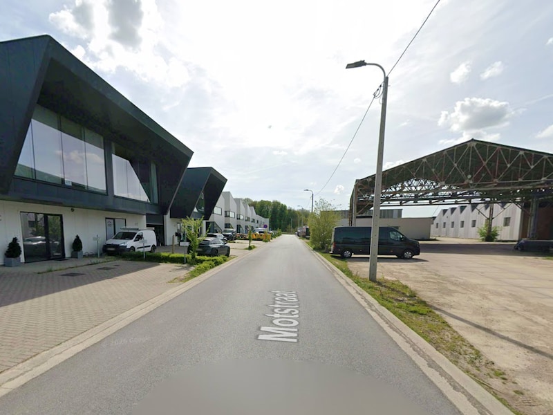 Auto vat vuur in Mechelen: persoon afgevoerd naar het ziekenhuis