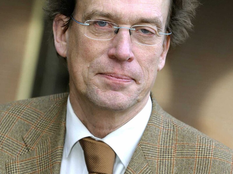 De Nederlandse sociaaldemocratische senator Willem Witteveen (62) zat samen met zijn vrouw en dochter op de rampvlucht. Hij laat een zoon na.