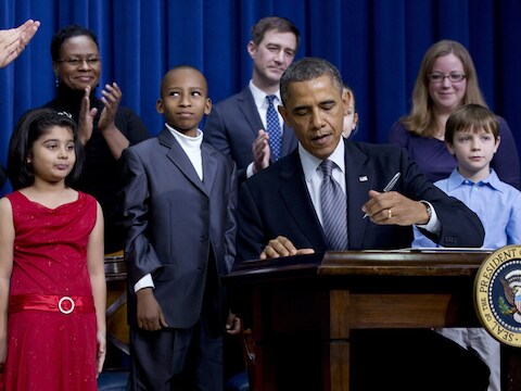 Obama tekent zijn voorstellen in aanwezigheid van kinderen die hem schreven over wapenbezit in de Verenigde Staten.