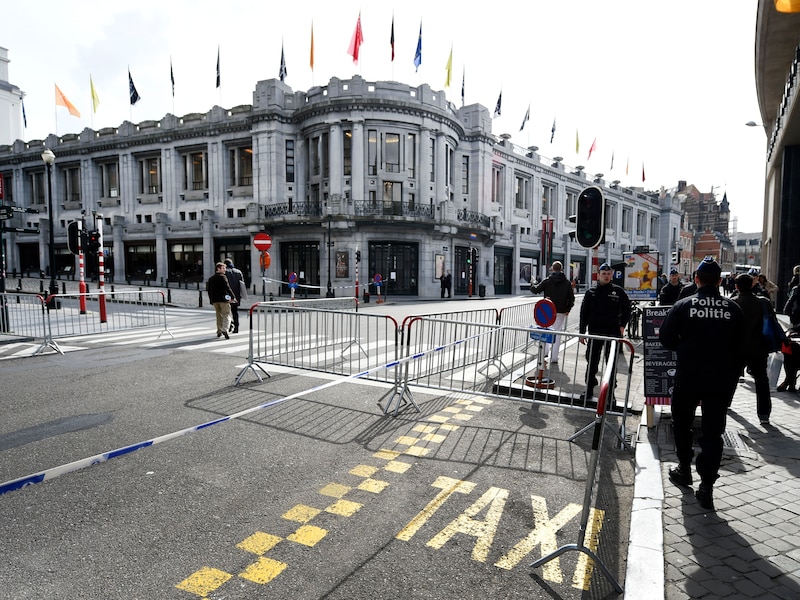 Politieagenten staan klaar aan de Bozar in Brussel voor de toespraak van Obama.