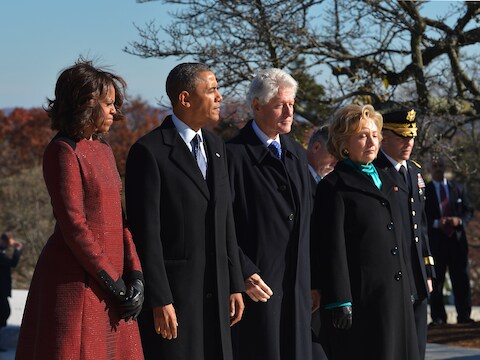 Michelle en Barack Obama, samen met Bill en Hillary Clinton op de foto in 2013, tijdens een herdenking van voormalig president, wijlen John F. Kennedy.