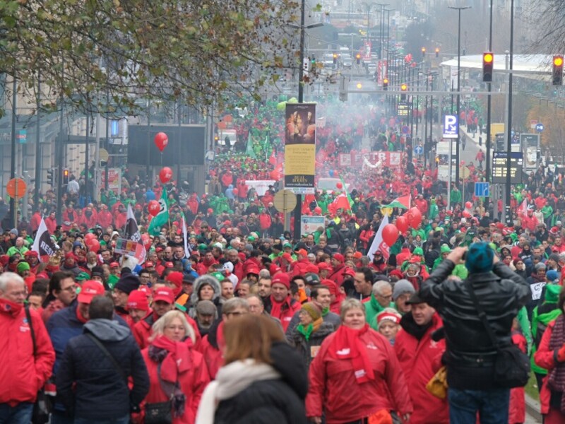 De christelijke en socialistische vakbonden organiseren vandaag een betoging tegen de pensioenplannen van de regering.
