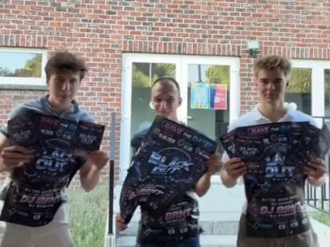 De drie vrienden Lennert, Odin en James organiseren met Blackout een eigen fuif in Lennik.