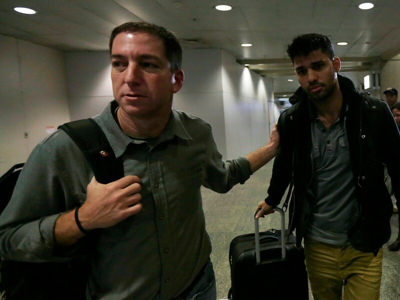 Glenn Greenwald en david Miranda in de luchthaven van Rio de Janeiro.