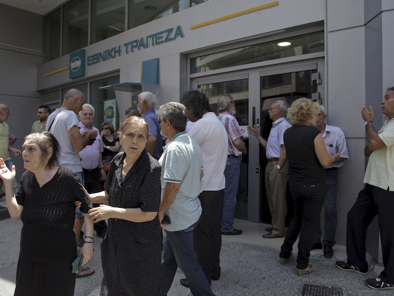 Griekse gepensioneerden op Kreta schuiven aan bij een filiaal van de nationale bank, eind juni vorig jaar.