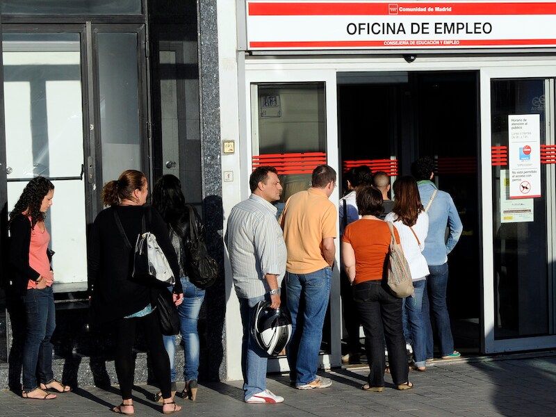 Mensen schuiven aan bij een tewerkstellingsbureau in Madrid. (archieffoto)