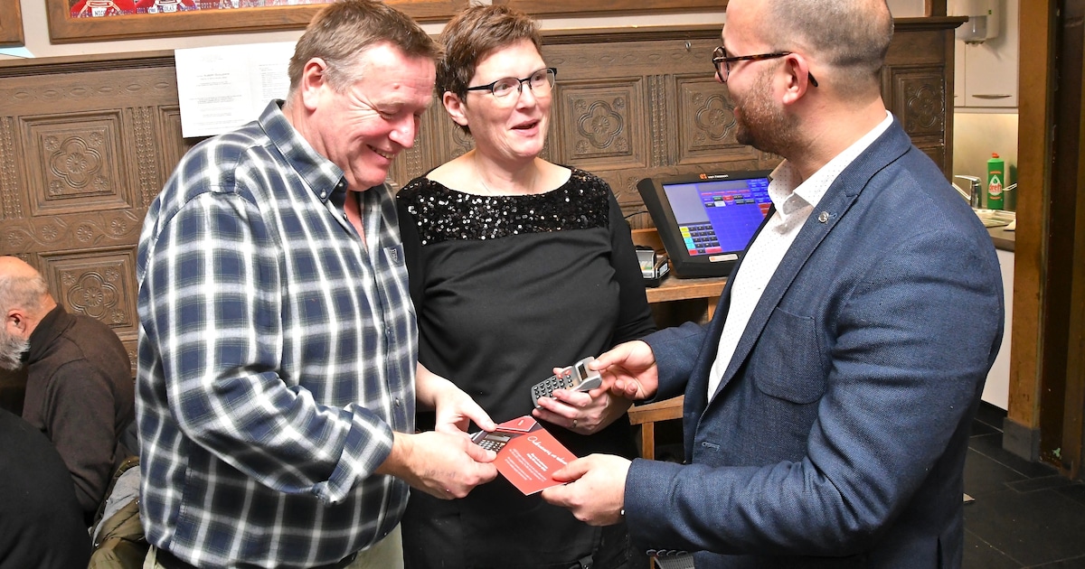 UNIZO Gullegem schenkt uitbaters café Gouden Bank rekenmachine | Regio ...