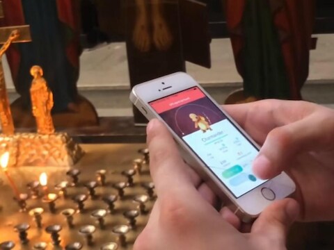 Sokolovsky probeert een Charmander te vangen bij een altaar in de kerk