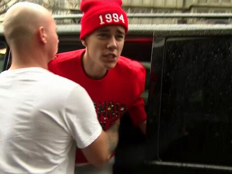 Bieber op het moment dat hij in discussie gaat met een paparazzo.