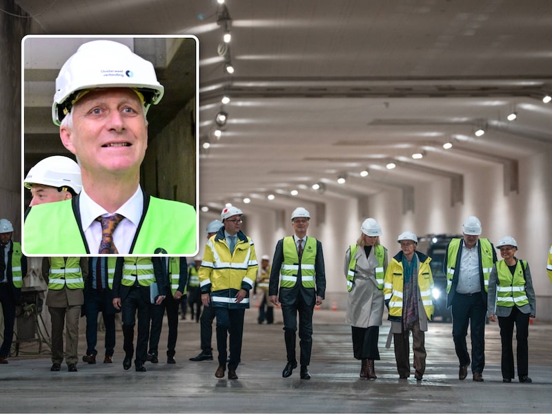Koning Filip heeft woensdag als eerste symbolisch het volledige traject van de nieuwe Scheldetunnel in Antwerpen afgelegd.