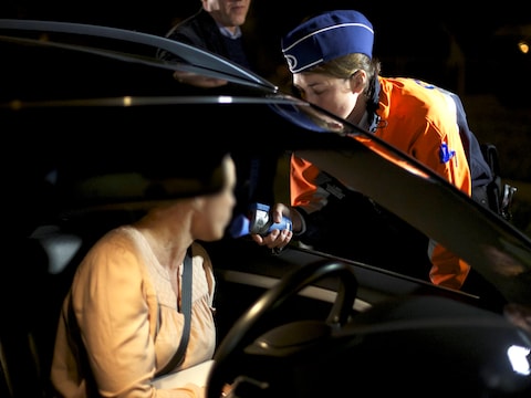 Tot nu toe werd een bestuurder beschouwd als recidivist als hij in drie jaar tijd tweemaal werd veroordeeld voor hetzélfde zware feit, zoals rijden onder invloed, overdreven snelheid, vluchtmisdrijf of rijden zonder rijbewijs. Voortaan maakt het niet meer uit wélke zware overtreding je begaat.