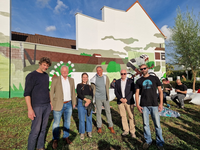 “Ronse is het epicentrum van de koers”: gigantische wielermuurschildering van Lisa Ottenburgh feestelijk onthuld