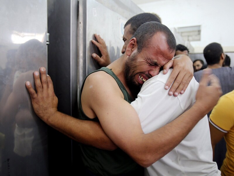 Palestijnen rouwen om omgekomen familieleden in een mortuarium in Rafah in het zuiden van de Gazastrook.