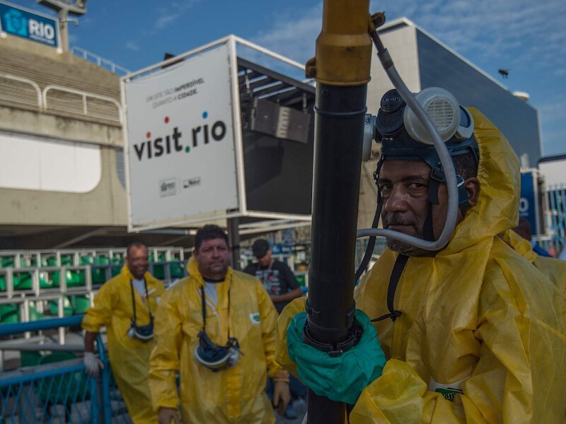 Een medewerker van de gemeente Rio de Janeiro bestrijdt muggen in een poging verspreiding van het zika-virus in te dammen.