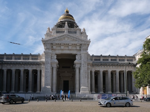 De gevel van het Justitiepaleis in Brussel is voor de eerste keer in veertig jaar te zien zonder stellingen. 
