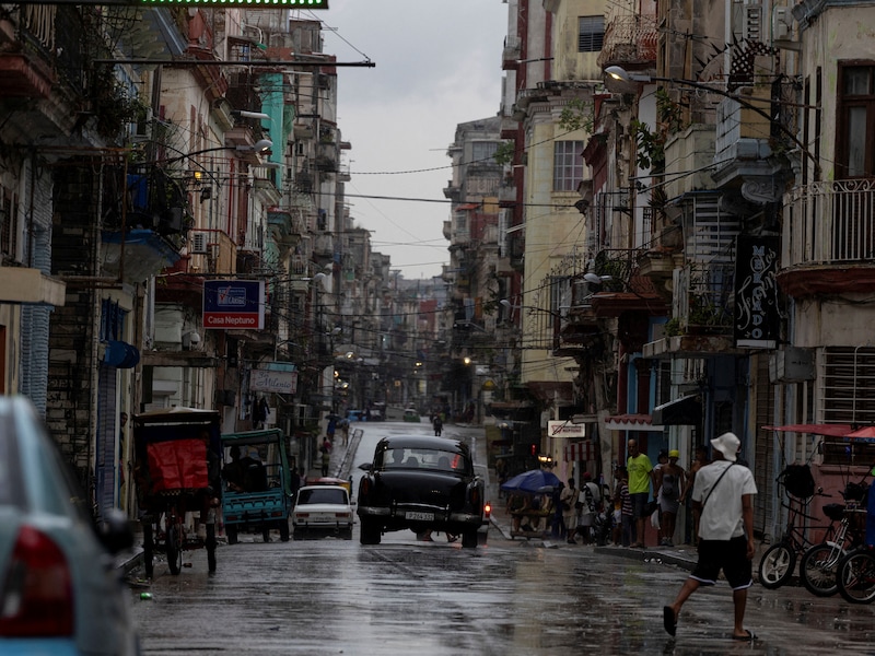 Een straat in Havana in de regen.