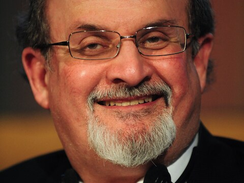 Wijlen ayatollah Khomeini kondigde in 1989 een fatwa af tegen de Britse schrijver Salman Rushdie. Sindsdien leeft hij ondergedoken.