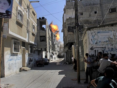Palestijnen zoeken beschutting tijdens een Israëlische luchtaanval op Rafah in de zuidelijke Gazastrook vandaag.