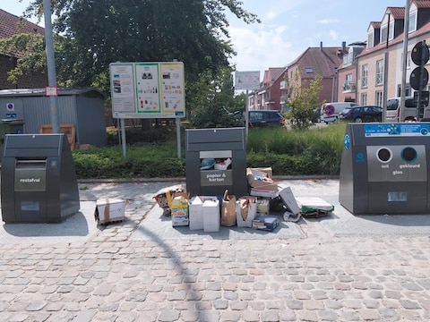 De gemeente Opwijk bestrijdt sluikstorten actief met mobiele camera’s en door achtergelaten afval te onderzoeken op identiteitsgegevens.