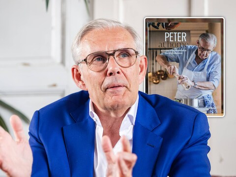 “Als de kleinkinderen bij Pappie komen, kook ik voor hen. Alleen rodekool moeten ze niet leren eten”: Peter Goossens lanceert nieuw boek ‘Peter at home’