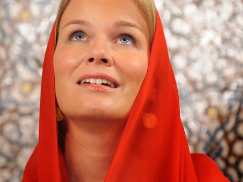 Waar Mathilde ook komt, ze past zich altijd aan de nationale gebruiken aan. Hier ook in Marokko, waar ze in 2009 tijdens een vierdaagse handelsmissie het mausoleum van Mohammed V bezoekt.