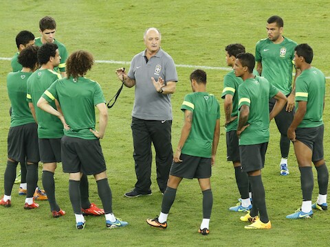 De Braziliaanse bondscoach Scolari zaterdag tijdens de afsluitende training in het Maracanã-stadion in Rio de Janeiro.