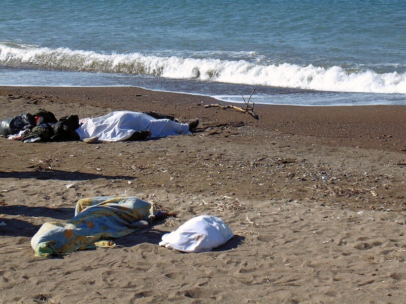 De lichamen van vluchtelingen op een strand op Lesbos.
