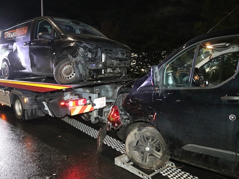 Beide bestelwagens belandden tegen de vangrail