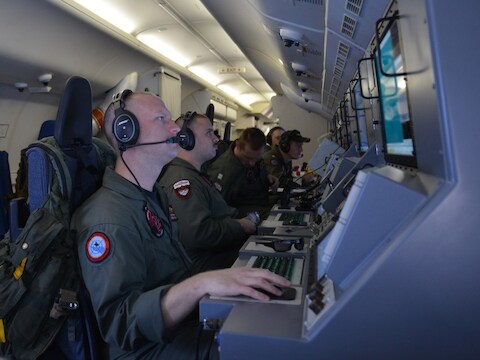 Amerikaanse militairen aan boord van marinevliegtuig P-8A Poseidon werken mee aan de zoekactie naar de vermiste Boeing.